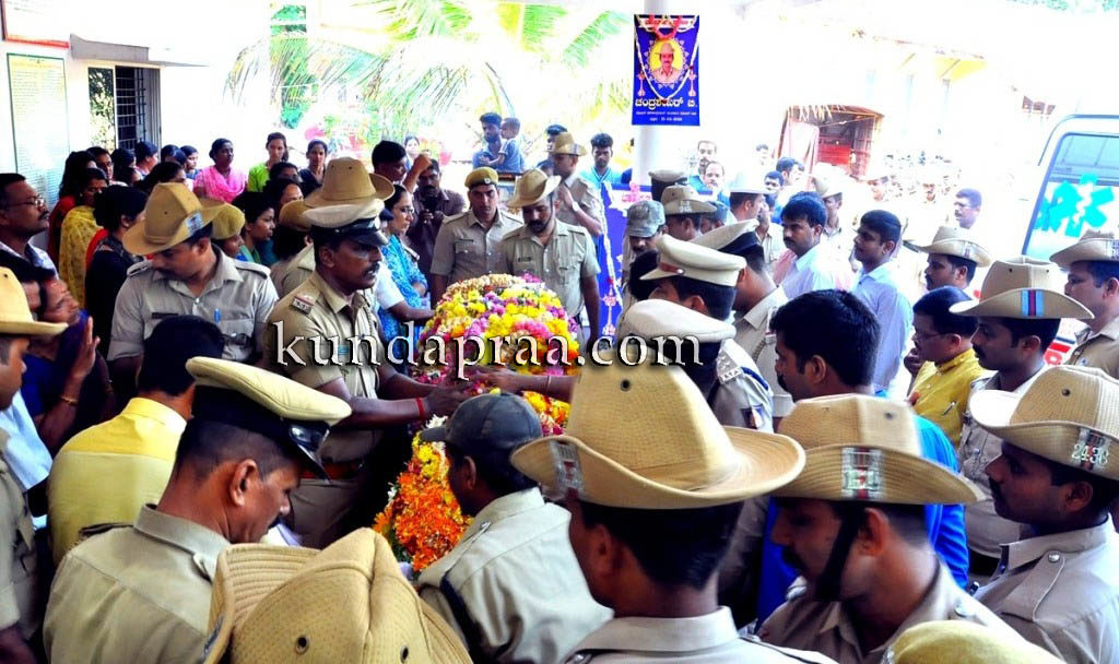 ಅಪಘಾತದಲ್ಲಿ ಮೃತರಾದ ಪೊಲೀಸ್ ಹೆಚ್ಸಿ ಚಂದ್ರಶೇಖರ್ಗೆ ಅಂತಿಮ ನಮನ