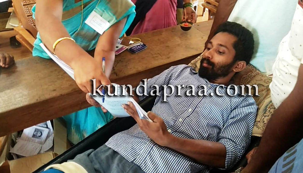 ಅಂಬುಲೆನ್ಸ್ನಲ್ಲಿ ಬಂದು ಮತದಾನ ಮಾಡಿದ ಯುವಕ