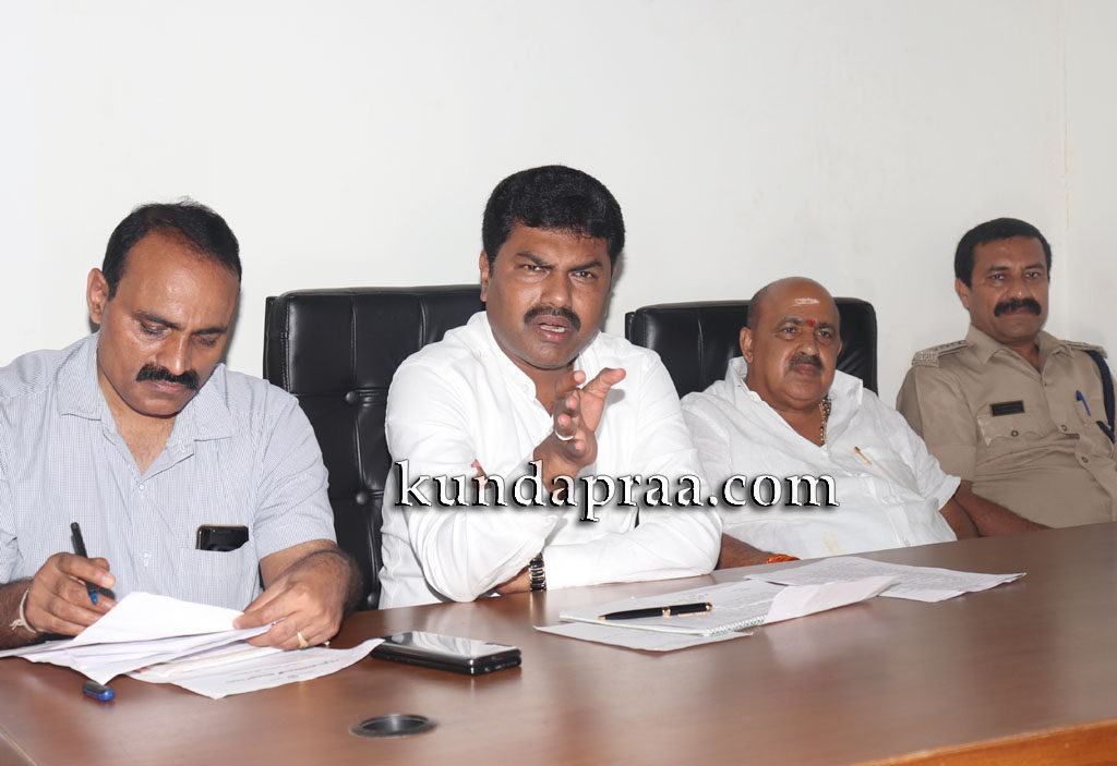 ಅಧಿಕಾರಿಗಳೇ, ಜನರನ್ನು ಸತಾಯಿಸದೇ ಕೆಲಸ ಮಾಡಿಕೊಡಿ : ಸಂಸದ ಬಿ. ವೈ. ರಾಘವೇಂದ್ರ