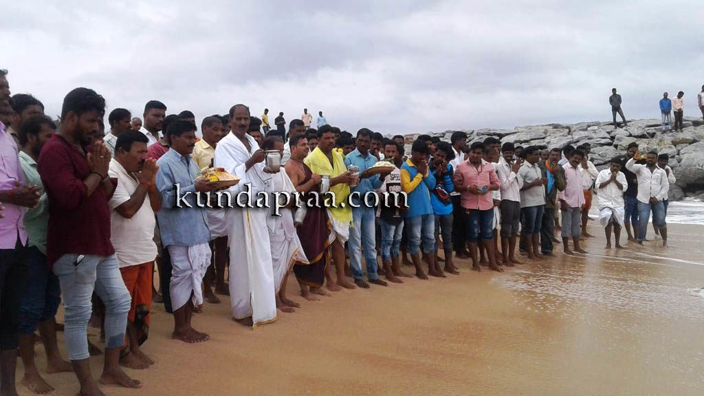 ನಾಡದೋಣಿ ಮೀನುಗಾರರಿಂದ ಸಮುದ್ರ ಪೂಜೆ