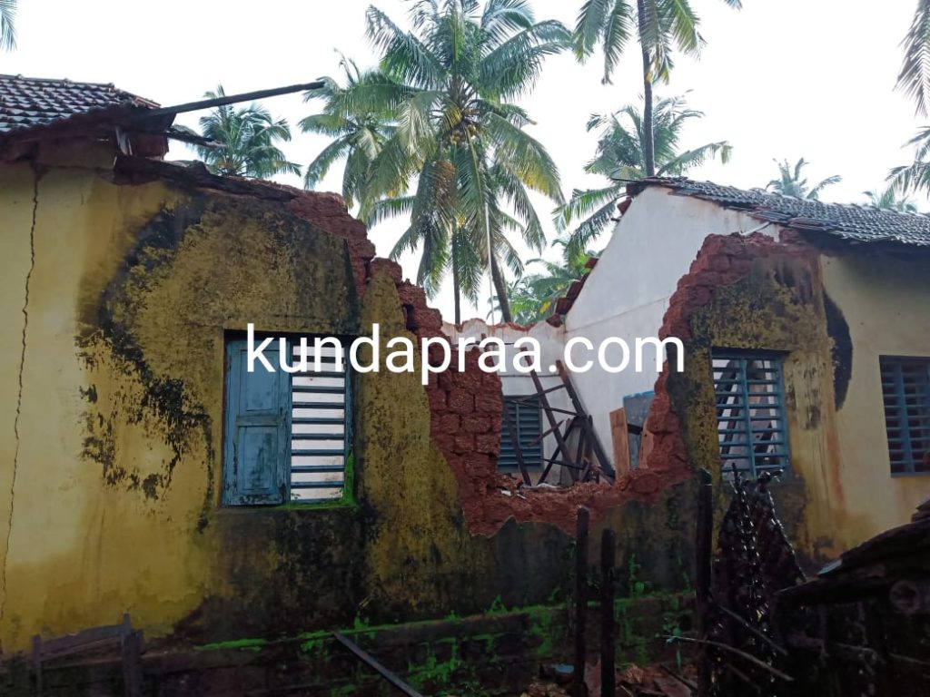 ಮಳೆಗಾಳಿಗೆ ಕುಸಿದ ಶಾಲಾ ಕಟ್ಟಡ