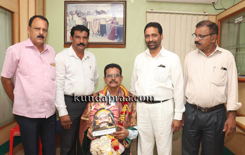 ಮರವಂತೆ ಬಡಾಕೆರೆ ಸೊಸೈಟಿ: ವಯೋನಿವೃತ್ತ ಸಿಬ್ಬಂದಿ ರಮೇಶ್ ಅಡಿಗಗೆ ಬೀಳ್ಕೊಡುಗೆ