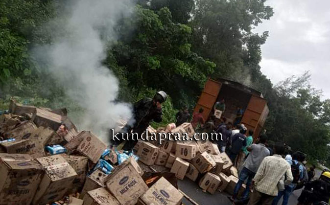 ಗೂಡ್ಸ್ ಲಾರಿಯಲ್ಲಿ ಶಾರ್ಟ್ ಸರ್ಕ್ಯೂಟ್ನಿಂದಾಗಿ ಬಿಸ್ಕೆಟ್ ಭಸ್ಮ