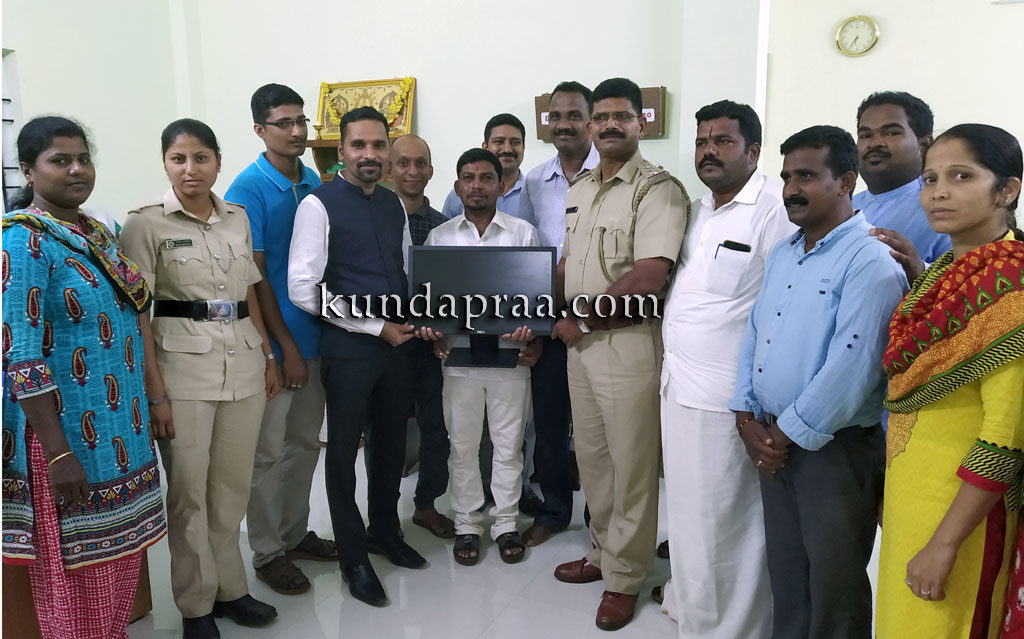 ಬೈಂದೂರು: ವೃತ್ತನಿರೀಕ್ಷಕರ ಕಛೇರಿಗೆ ಕಂಪ್ಯೂಟರ್ ಕೊಡುಗೆ