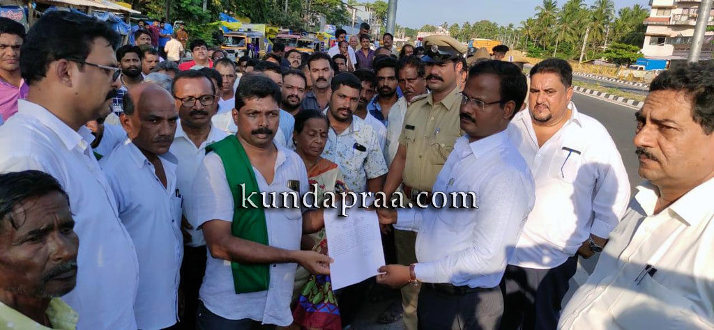 ಎಪಿಎಂಸಿ ಮಾರ್ಕೆಟ್ ಎದುರು ಚತುಷ್ಪಥ ಕಾಮಗಾರಿ ಅವ್ಯವಸ್ಥೆ: ಪ್ರತಿಭಟನೆ