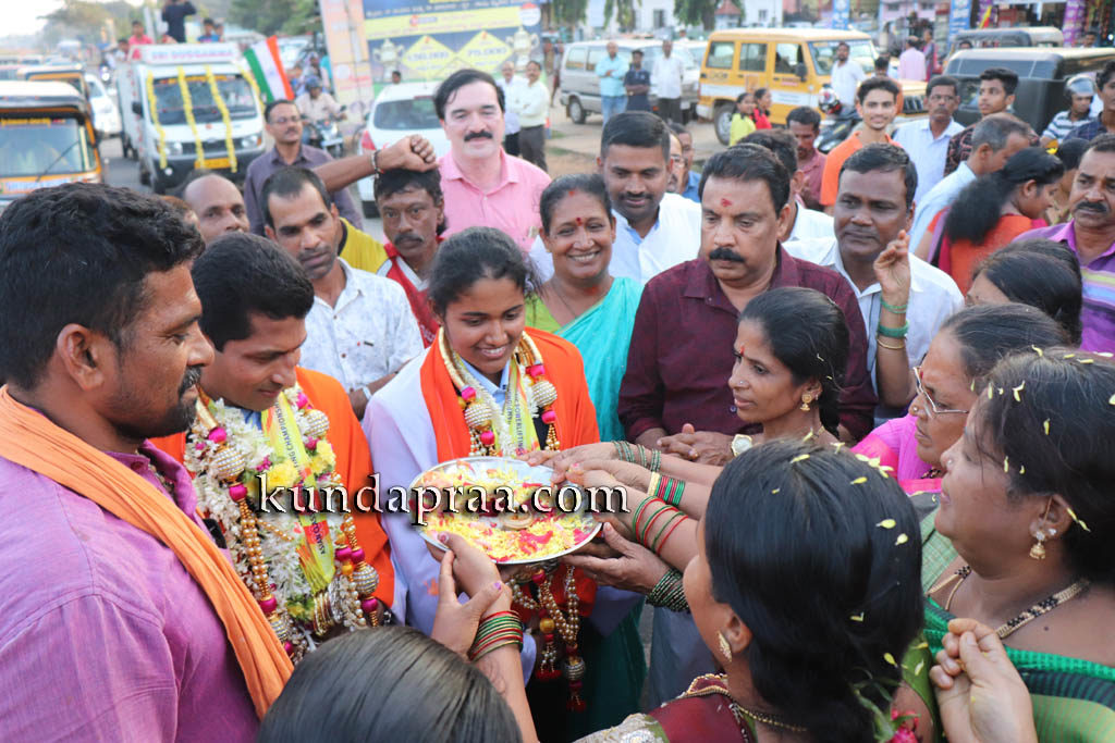 ಕುಂದಾಪುರ: ಸತೀಶ್ ಖಾರ್ವಿ ಹಾಗೂ ನಾಗಶ್ರೀ ಉಪ್ಪಿನಕುದ್ರು ಅವರಿಗೆ ಅದ್ದೂರಿ ಸ್ವಾಗತ