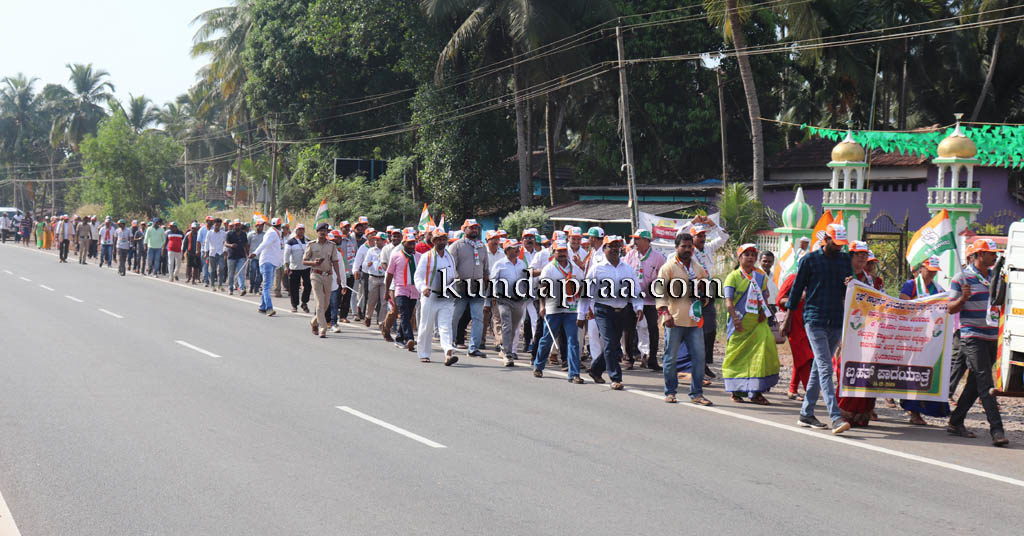 ಚತುಷ್ಪಥ ಹೆದ್ದಾರಿ ಸರಿಪಡಿಸಲು ಆಗ್ರಹಿಸಿ ಕಾಂಗ್ರೆಸ್ ನೇತೃತ್ವಲ್ಲಿ ಪ್ರತಿಭಟನಾ ಪಾದಯಾತ್ರೆ