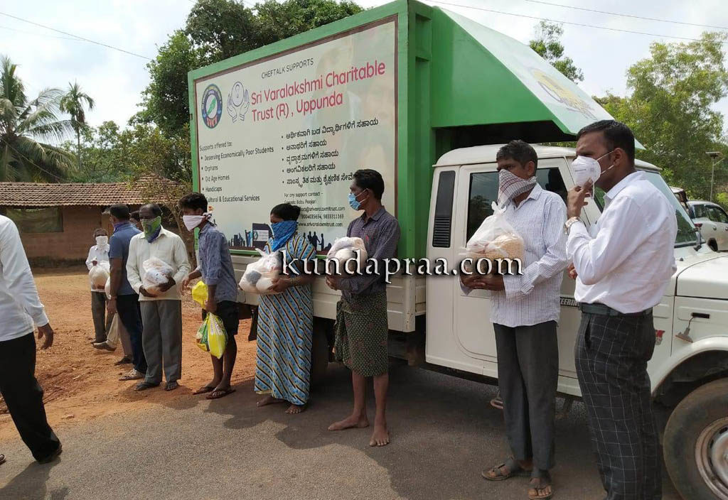 ಶ್ರೀ ವರಲಕ್ಷ್ಮೀ ಚಾರಿಟೇಬಲ್ ಟ್ರಸ್ಟ್ ವತಿಯಿಂದ ಆಹಾರ ಸಾಮಾಗ್ರಿ ವಿತರಣೆ