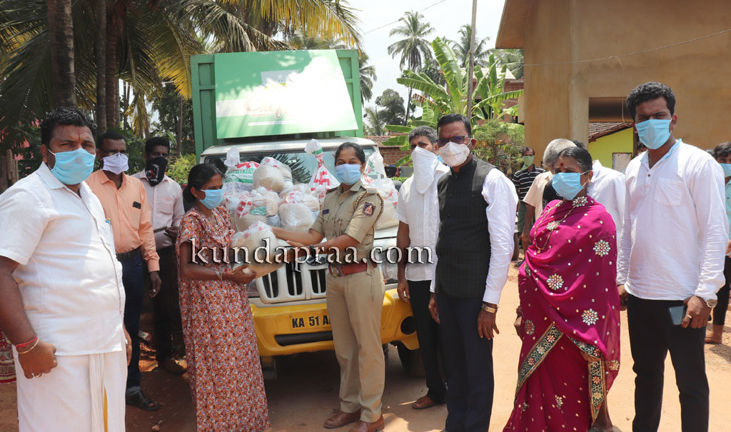 ಶ್ರೀ ವರಲಕ್ಷ್ಮೀ ಚಾರಿಟೇಬಲ್ ಟ್ರಸ್ಟ್: ಕುಡಿಯುವ ನೀರು ಸರಬರಾಜಿಗೆ ಚಾಲನೆ, ಆಹಾರ ಸಾಮಾಗ್ರಿ ವಿತರಣೆ