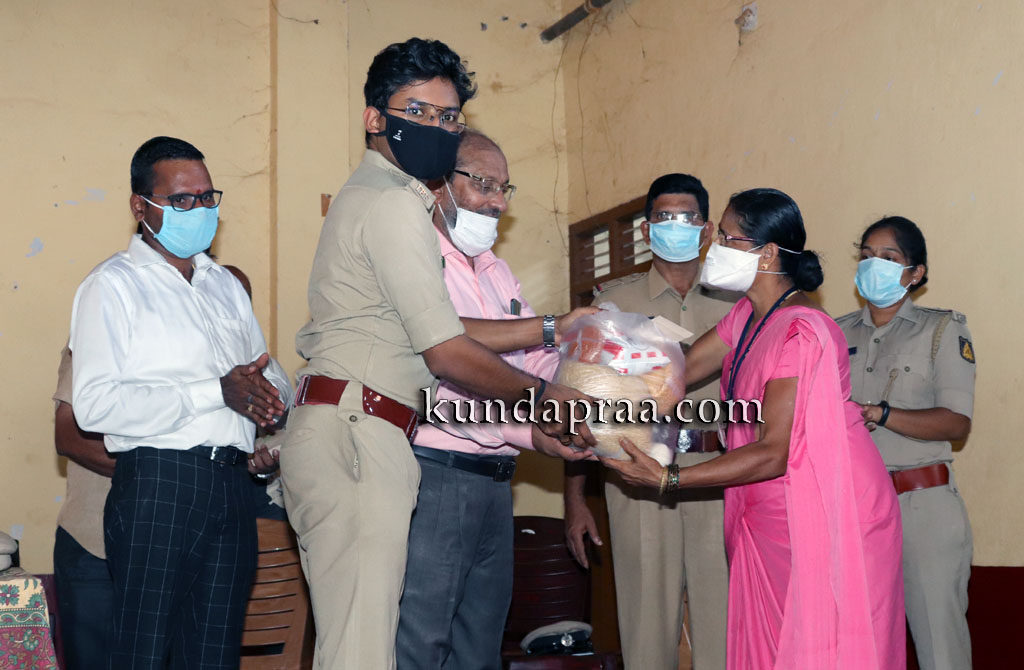 ಬೈಂದೂರು: ಆರೋಗ್ಯ ಸಿಬ್ಬಂದಿಗಳಿಗೆ ಆಹಾರ ಕಿಟ್ ಹಾಗೂ ಪ್ರೋತ್ಸಾಹಧನ ವಿತರಣೆ