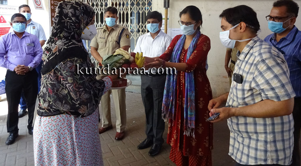 ಕೊರೋನಾದಿಂದ ಗುಣಮುಖರಾದ ಗರ್ಭಿಣಿಯ ಮಡಿಲು ತುಂಬಿ ಬೀಳ್ಕೊಟ್ಟ ಉಡುಪಿ ಜಿಲ್ಲಾಡಳಿತ