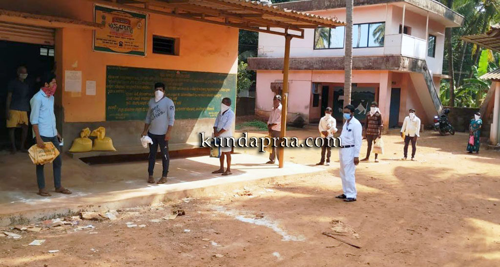 ಮರವಂತೆ ಬಡಾಕೆರೆ ಸೊಸೈಟಿ: ಸಾಮಾಜಿಕ ಅಂತರ ಕಾಯ್ದುಕೊಂಡು ಪಡಿತರ ವಿತರಣೆ