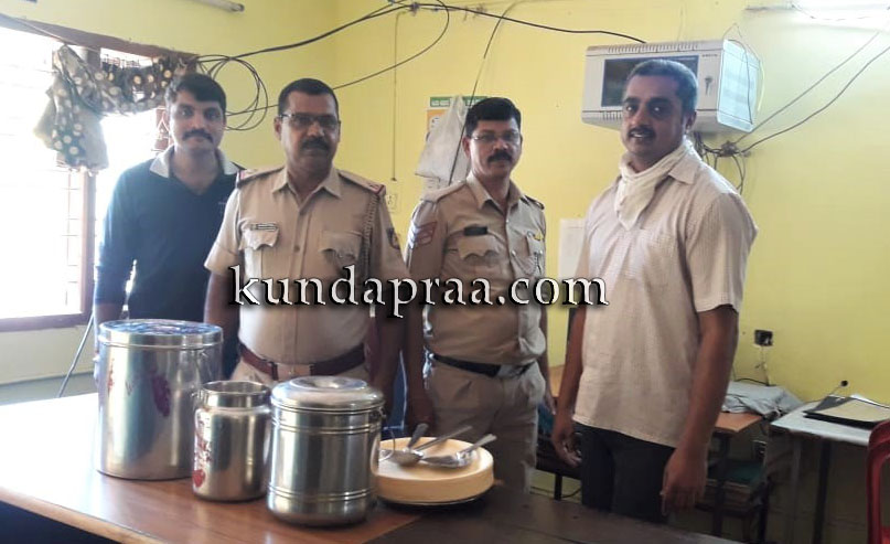 ಗಂಗೊಳ್ಳಿ ಪೊಲೀಸ್ ಸಿಬ್ಬಂದಿಗಳಿಗೆ ಉದ್ಯಮಿ ಜಿ. ಭಾಸ್ಕರ ವಿಠಲ ಶೆಣೈ ಕುಟುಂಬಸ್ಥರಿಂದ ಊಟದ ವ್ಯವಸ್ಥೆ
