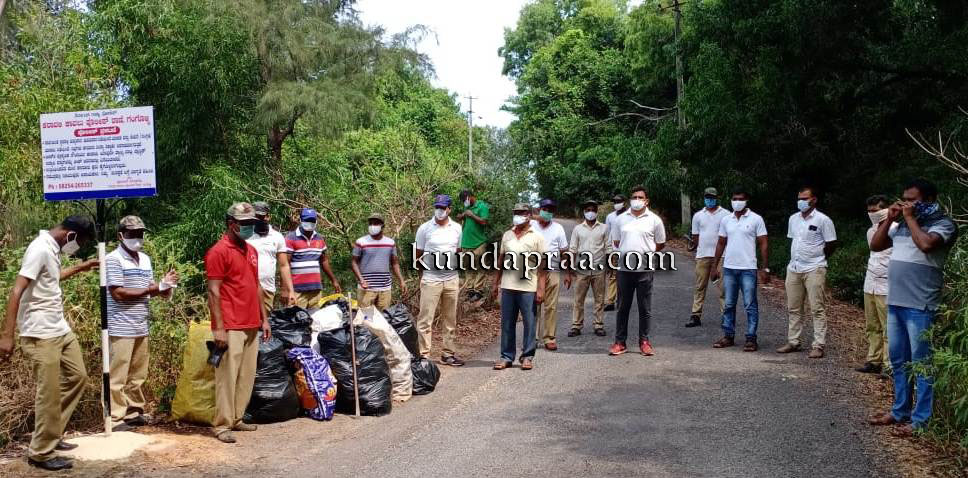 ಕರಾವಳಿ ಕಾವಲು ಪೊಲೀಸ್ ಠಾಣೆ ಸಿಬ್ಬಂದಿಗಳಿಂದ ಸೋಮೇಶ್ವರ ಬೀಚ್ ಸ್ವಚ್ಛತಾ ಕಾರ್ಯ