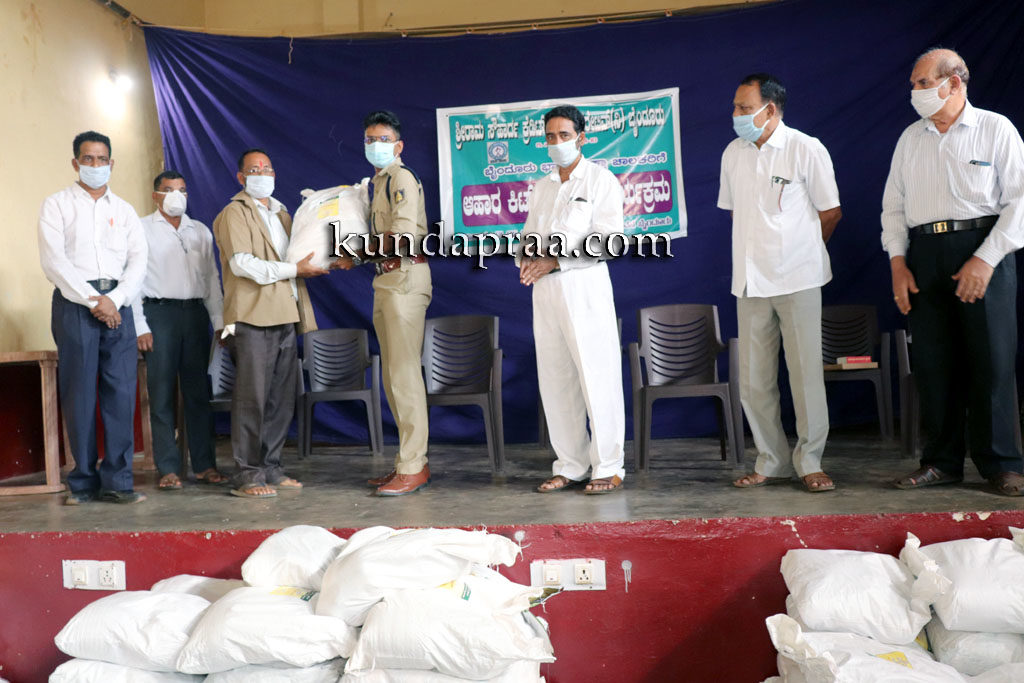 ಶ್ರೀರಾಮ ಸೌಹಾರ್ದ ಕ್ರೆಡಿಟ್ ಕೋ-ಆಪರೇಟಿವ್: ರಿಕ್ಷಾ ಚಾಲಕರಿಗೆ ಆಹಾರ ಸಾಮಾಗ್ರಿ ಕಿಟ್ ವಿತರಣೆ