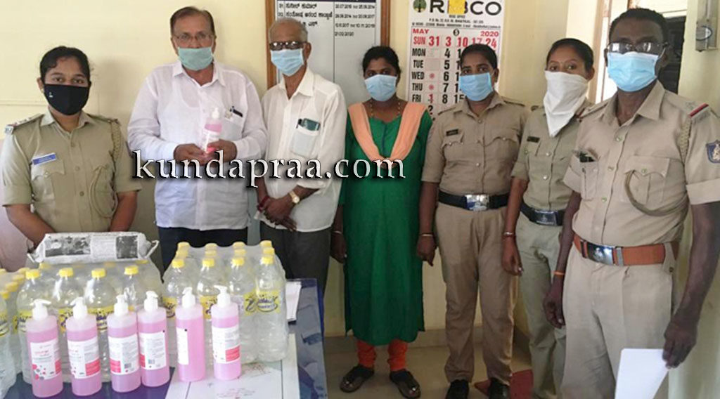 ಬೈಂದೂರು: ಪೊಲೀಸರಿಗೆ ಸ್ಯಾನಿಟೈಸರ್, ಮಾಸ್ಕ್ ವಿತರಣೆ
