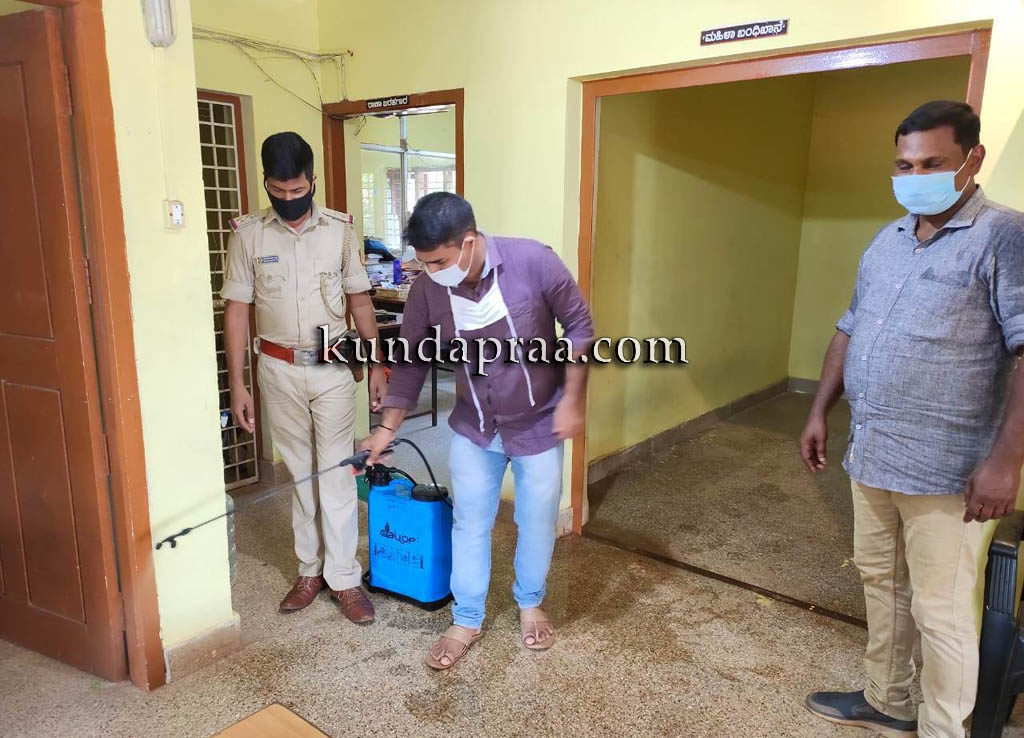 ಮುಂಜಾಗೃತಾ ಕ್ರಮವಾಗಿ ಗಂಗೊಳ್ಳಿ ಪೊಲೀಸ್ ಠಾಣೆ ಸ್ಯಾನಿಟೈಸ್