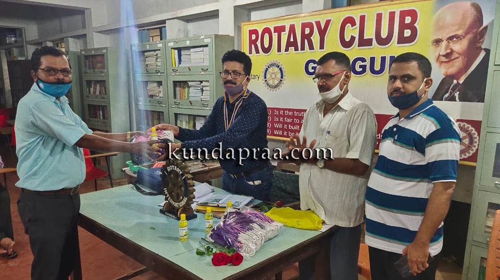 ಗಂಗೊಳ್ಳಿ: ಎಸ್ಸೆಸ್ಸೆಲ್ಸಿ ವಿದ್ಯಾರ್ಥಿಗಳಿಗಾಗಿ ಸ್ಯಾನಿಟೈಸರ್ ಮತ್ತು ಮಾಸ್ಕ್ ವಿತರಣೆ