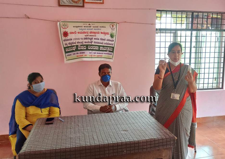 ಕಂಬದಕೋಣೆ ಗ್ರಾಮ ಪಂಚಾಯತ್: ಆಯುಷ್ ಕಿಟ್ ವಿತರಣೆ