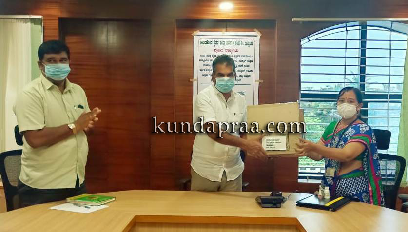 ಕಂಬದಕೋಣೆ ರೈತರ ಸೇವಾ ಸಹಕಾರಿ ಸಂಘದ ಸಿಬ್ಬಂದಿಗಳಿಗೆ ಆಯುಷ್ ಕಿಟ್ ವಿತರಣೆ