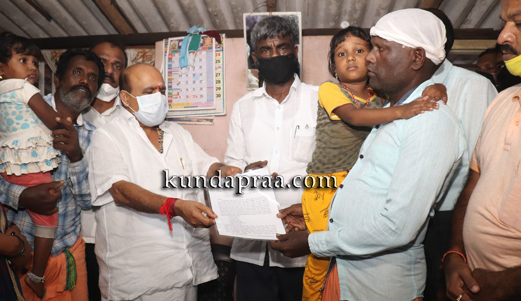 ಕೊಡೇರಿ ದೋಣಿ ದುರಂತದಲ್ಲಿ ಮೃತ ಮೀನುಗಾರರ ಮನೆಗೆ ಮೀನುಗಾರಿಕಾ ಸಚಿವ, ಶಾಸಕರ ಭೇಟಿ