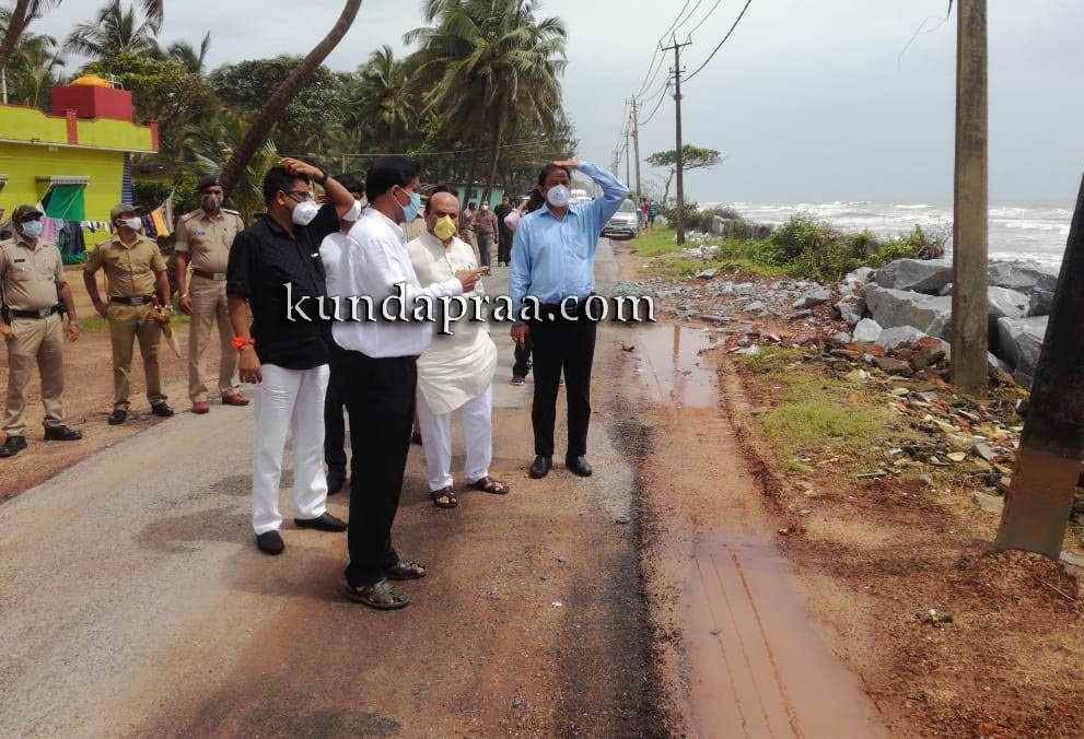 ಕೋಡಿ ಕಡಲ್ಕೋರೆತ ಪ್ರದೇಶಕ್ಕೆ ಉಸ್ತುವಾರಿ ಸಚಿವ ಬೊಮ್ಮಾಯಿ ಭೇಟಿ