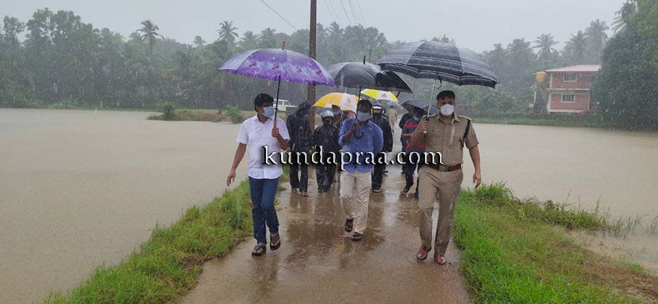 ಕುಂದಾಪುರ: ನೆರೆ ಪೀಡಿತ ಪ್ರದೇಶಗಳಿಗೆ ಉಡುಪಿ ಜಿಲ್ಲಾಧಿಕಾರಿ ಜಿ. ಜಗದೀಶ್ ಭೇಟಿ