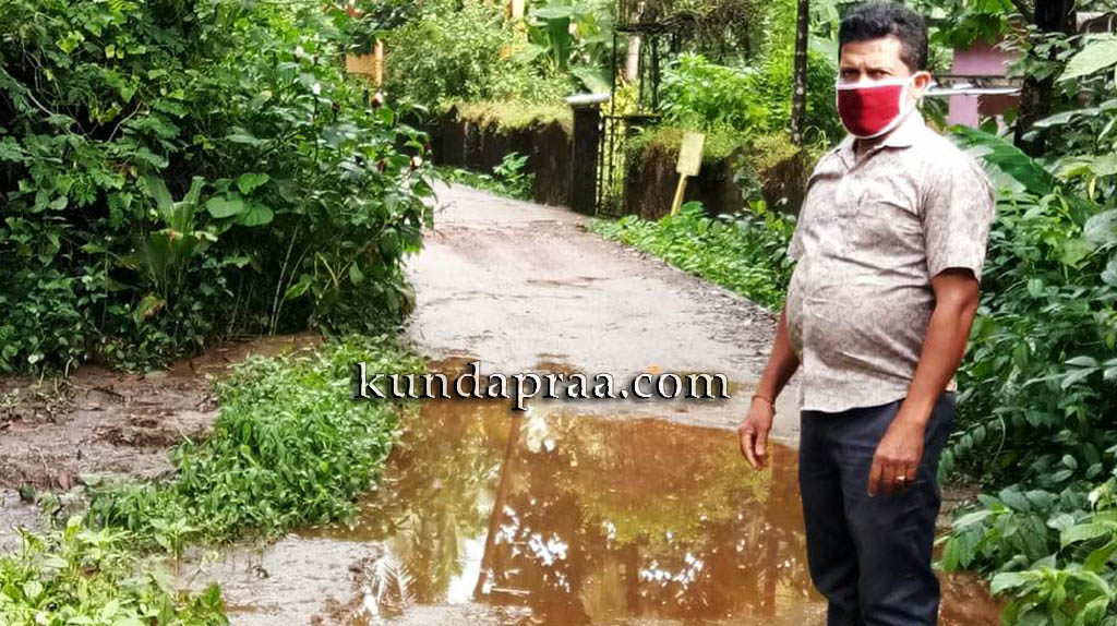 ರಸ್ತೆಗೆ ಸೆಗಣಿ ಗುಂಡಿ ನೀರು: ಕ್ರಮಕ್ಕೆ ಆಗ್ರಹ