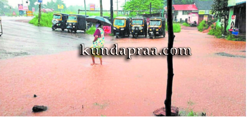 ನಿರಂತರವಾಗಿ ಸುರಿದ ಮಳೆ: ಹೊಳೆಯಂತಾದ ಹೆದ್ದಾರಿ. ಭತ್ತದ ಘಸಲು ಹಾನಿಯ ಚಿಂತೆ