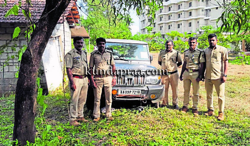 ಅಕ್ರಮ ಬೇಟೆಗಾರರ ಬೆನ್ನತ್ತಿದ ಅರಣ್ಯ ಇಲಾಖೆ ಸಿಬ್ಬಂದಿಗಳು. ಬೊಲೆರೊ ವಶಕ್ಕೆ