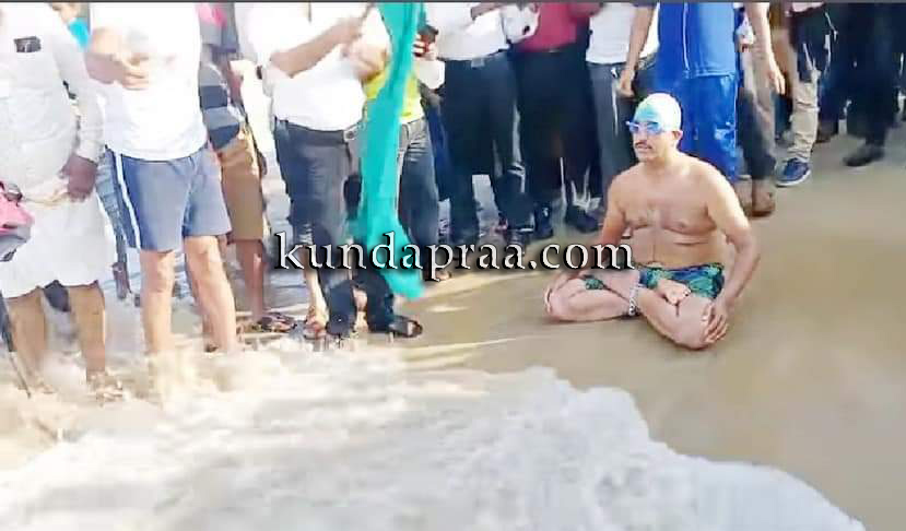 ಪದ್ಮಾಸನ ಭಂಗಿಯಲ್ಲಿ ಈಜಿ ದಾಖಲೆ ನಿರ್ಮಿಸಿದ ಶಿಕ್ಷಕ ನಾಗರಾಜ ಖಾರ್ವಿ ಕಂಚುಗೋಡು