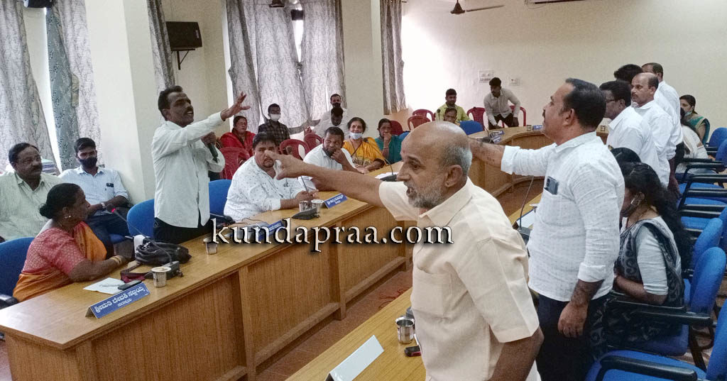 ಮಂದಗತಿಯಲ್ಲಿ ಜಲಸಿರಿ, ಒಳಚರಂಡಿ ಯೋಜನೆ: ಪುರಸಭೆ ವಿಶೇಷ ಸಭೆಯಲ್ಲಿ ಮಾಹಿತಿ ನೀಡಬೇಕಿದ್ದ ಅಧಿಕಾರಿ ಗೈರು