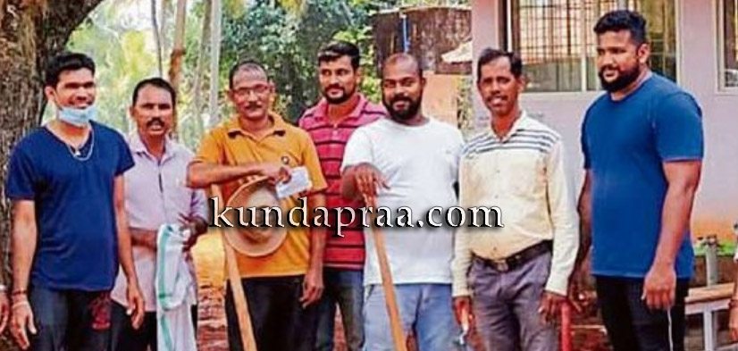 ಮರವಂತೆ: ಹಳೆ ವಿದ್ಯಾರ್ಥಿ ಸಂಘದ ಸದಸ್ಯರಿಂದ ಶ್ರಮದಾನ