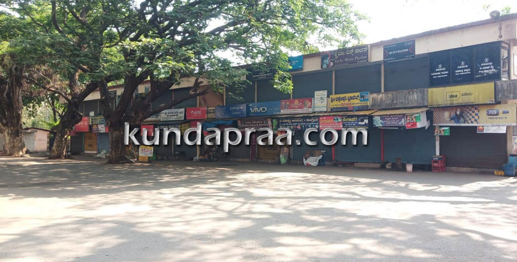 ತಾಲೂಕಿನಲ್ಲಿ ಲಾಕ್ಡೌನ್ಗೆ ಉತ್ತಮ ಪ್ರತಿಕ್ರಿಯೆ. ಜನರಿಗೆ ದಿನಸಿ ನಡೆದುಕೊಂಡೇ ಕೊಂಡೊಯ್ಯುವ ಶಿಕ್ಷೆ!