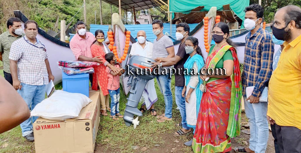 ಗಂಗೊಳ್ಳಿ: ದೋಣಿ ಮತ್ತು ಮೀನುಗಾರಿಕಾ ಸಲಕರಣೆ ವಿತರಣೆ