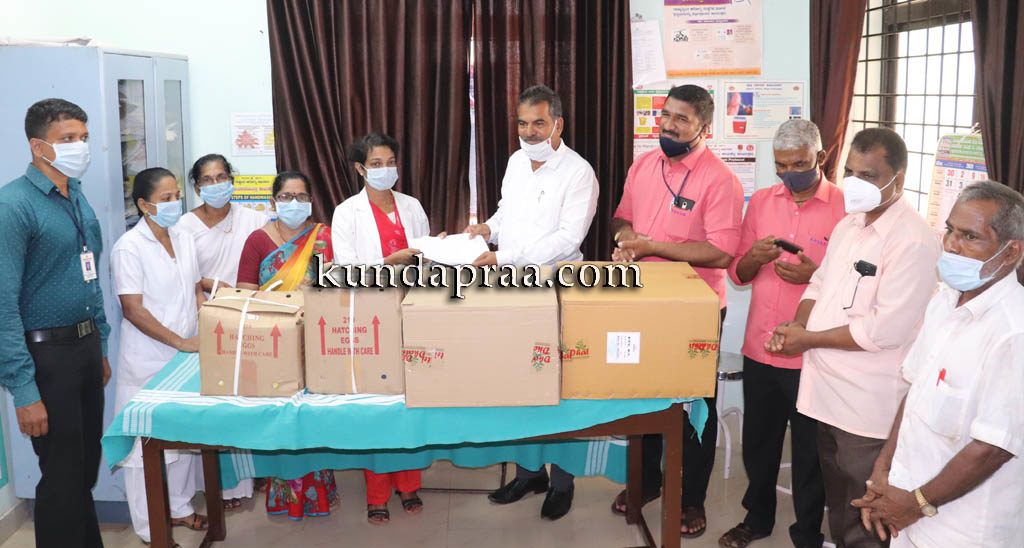 ಖಂಬದಕೋಣೆ ರೈತರ ಸೇವಾ ಸಹಕಾರಿ ಸಂಘದಿಂದ ವೈದ್ಯಕೀಯ ಕಿಟ್ ದೇಣಿಗೆ