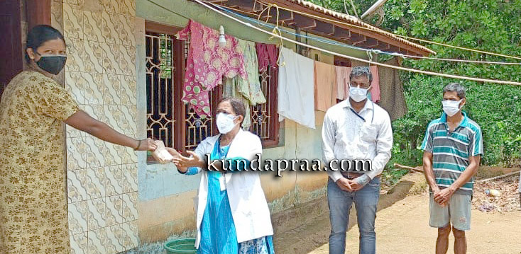 ಕೋವಿಡ್ ಸೋಂಕಿತರಿಗೆ ರೋಗ ನಿರೋಧಕ ಶಕ್ತಿ ವೃದ್ಧಿಸುವ ಆಯುಷ್ ಔಷಧಿ ವಿತರಣೆ