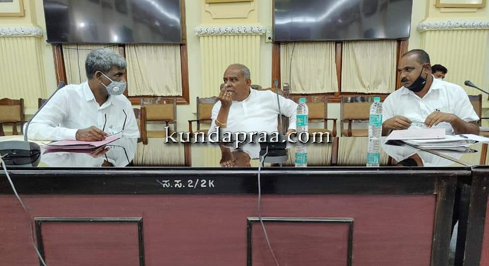 ಉಡುಪಿ – ದ.ಕ ಜಿಲ್ಲೆಯ ಪಡಿತರದಾರರಿಗೆ ಸ್ಥಳೀಯ ಕೆಂಪು ಕುಚ್ಚಲಕ್ಕಿ ಸರಬರಾಜು: ಕೇಂದ್ರಕ್ಕೆ ಪ್ರಸ್ತಾವನೆ ಸಲ್ಲಿಸಲು ನಿರ್ಣಯ