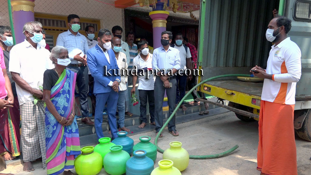 ಶ್ರೀ ವರಲಕ್ಷ್ಮೀ ಚಾರಿಟೇಬಲ್ ಟ್ರಸ್ಟ್ ವತಿಯಿಂದ ಉಚಿತ ಕುಡಿಯುವ ನೀರು ಸರಬರಾಜು