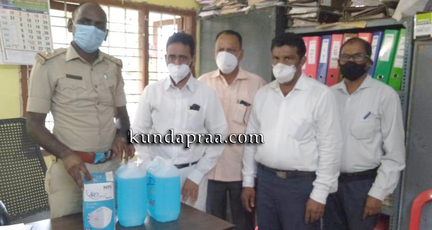 ಮರವಂತೆ ಬಡಾಕೆರೆ ಸೊಸೈಟಿಯಿಂದ ಗಂಗೊಳ್ಳಿ ಪೊಲೀಸರಿಗೆ ಮಾಸ್ಕ್, ಸ್ಯಾನಿಟೈಸರ್ ಕೊಡುಗೆ