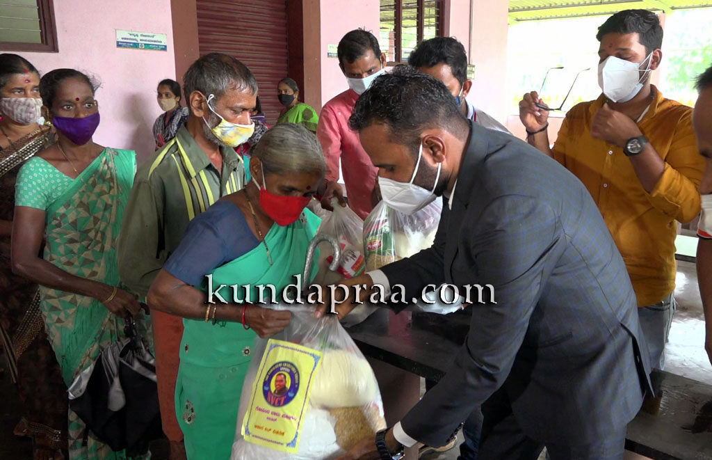 ಶ್ರೀ ವರಲಕ್ಷ್ಮೀ ಚಾರಿಟೇಬಲ್ ಟ್ರಸ್ಟ್’ನಿಂದ ಬೈಂದೂರು ವಿಧಾನಸಭಾ ಕ್ಷೇತ್ರದಲ್ಲಿ 3,700 ದಿನಸಿ ಕಿಟ್ ವಿತರಣೆ