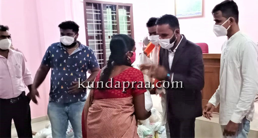 ಶ್ರೀ ವರಮಹಾಲಕ್ಷ್ಮೀ ಚಾರಿಟೇಬಲ್ ಟ್ರಸ್ಟ್ನಿಂದ ಆಹಾರ ಕಿಟ್ ವಿತರಣೆ