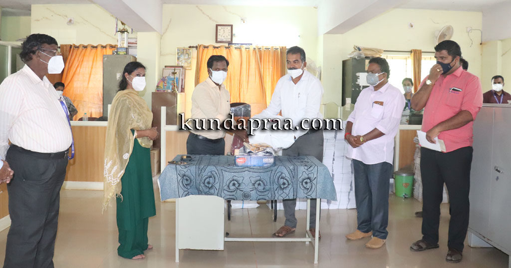 ಖಂಬದಕೋಣೆ ರೈ.ಸೇ.ಸ. ಸಂಘದ ವತಿಯಿಂದ ಕೋವಿಡ್ ಕೇರ್ ಸಾಮಾಗ್ರಿ ಕೊಡುಗೆ