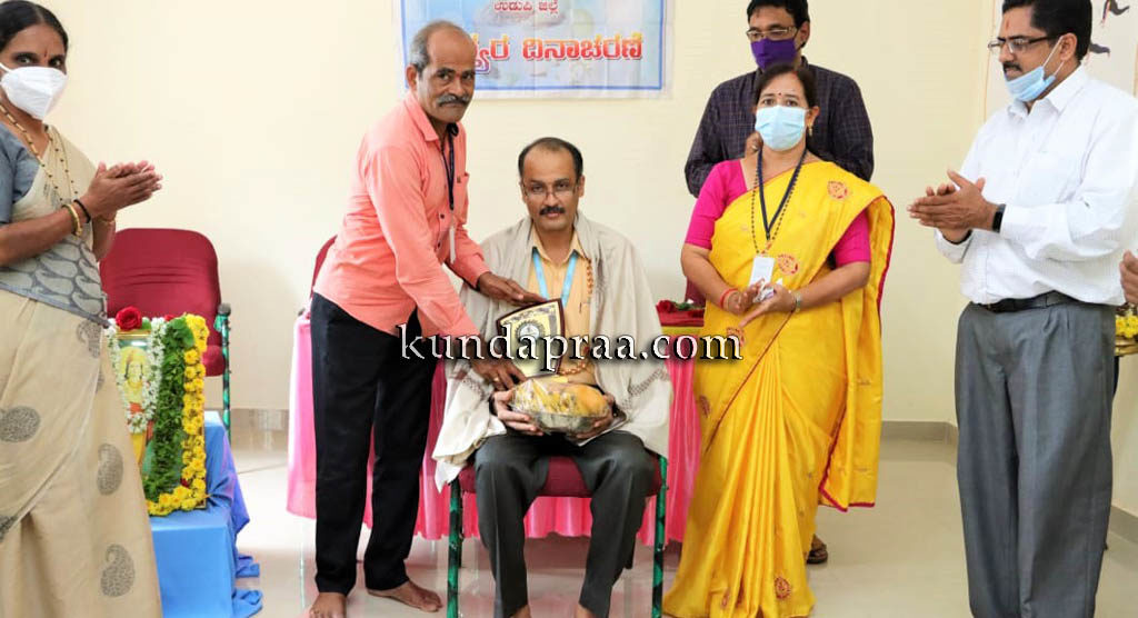 ಜಿಲ್ಲಾ ಆಯುಷ್ ಕಛೇರಿಯಲ್ಲಿ ಡಾ.ನಿರಂಜನ್ ರಾವ್ ಅವರಿಗೆ ಸನ್ಮಾನ
