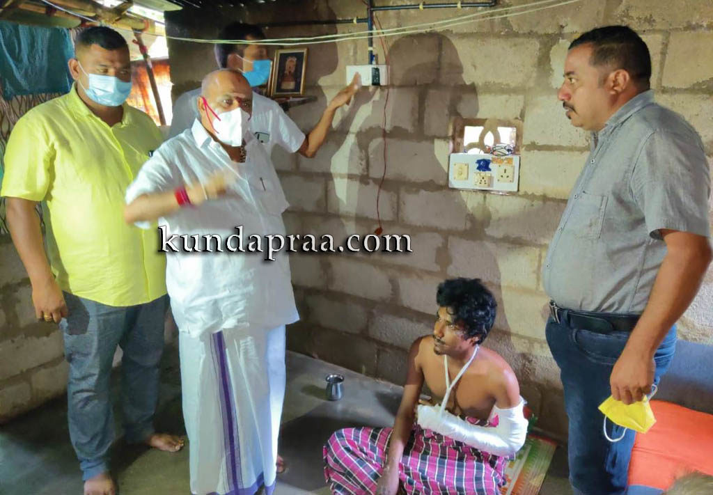 ಅಪಘಾತಕ್ಕೊಳಗಾದ ಕಲಾವಿದ ಸುಬ್ರಹ್ಮಣ್ಯ ಮೊಗವೀರ ಮನೆಗೆ ಬೈಂದೂರು ಶಾಸಕ ಬಿಎಂಎಸ್ ಭೇಟಿ