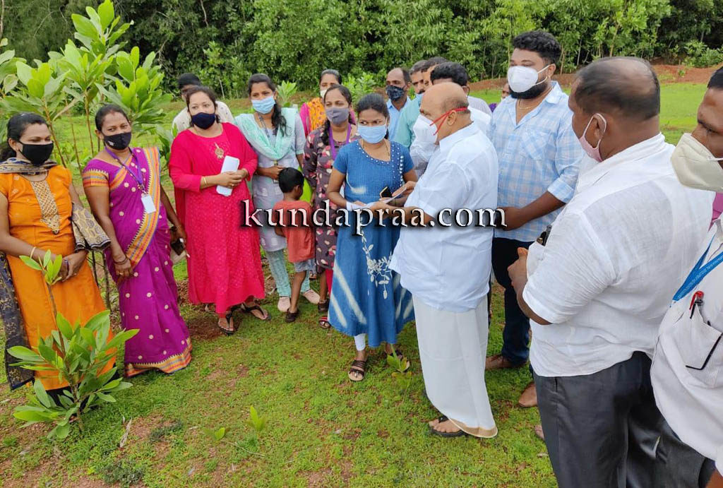 ತ್ರಾಸಿ ಗ್ರಾ.ಪಂ ಪ.ಜಾತಿ ಫಲಾನುಭವಿಗಳಿಗೆ ಹಕ್ಕುಪತ್ರ ವಿತರಣೆ