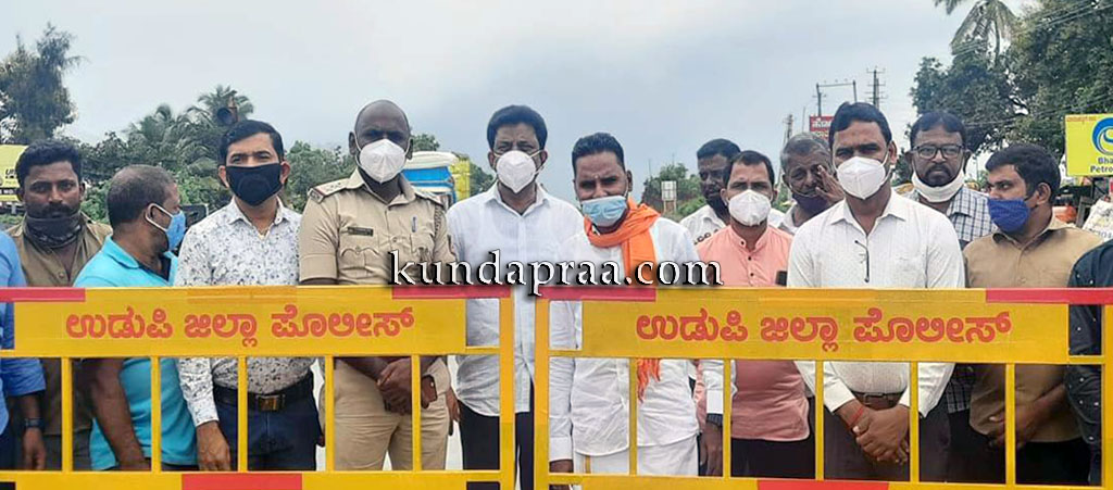 ಗಂಗೊಳ್ಳಿ ಪೊಲೀಸ್ ಠಾಣೆಗೆ ಏಳು ಬ್ಯಾರಿಕೇಡ್ ಹಸ್ತಾಂತರ