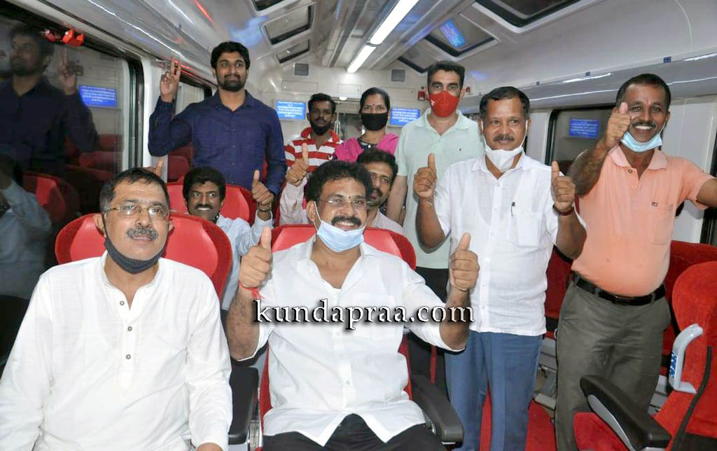 ಯಶವಂತಪುರ–ಕಾರವಾರ ರೈಲು – ವಿಸ್ಟಾಡೋಮ್ ಕೋಚ್ಗೆ ಕುಂದಾಪುರದಲ್ಲಿ ಸ್ವಾಗತ