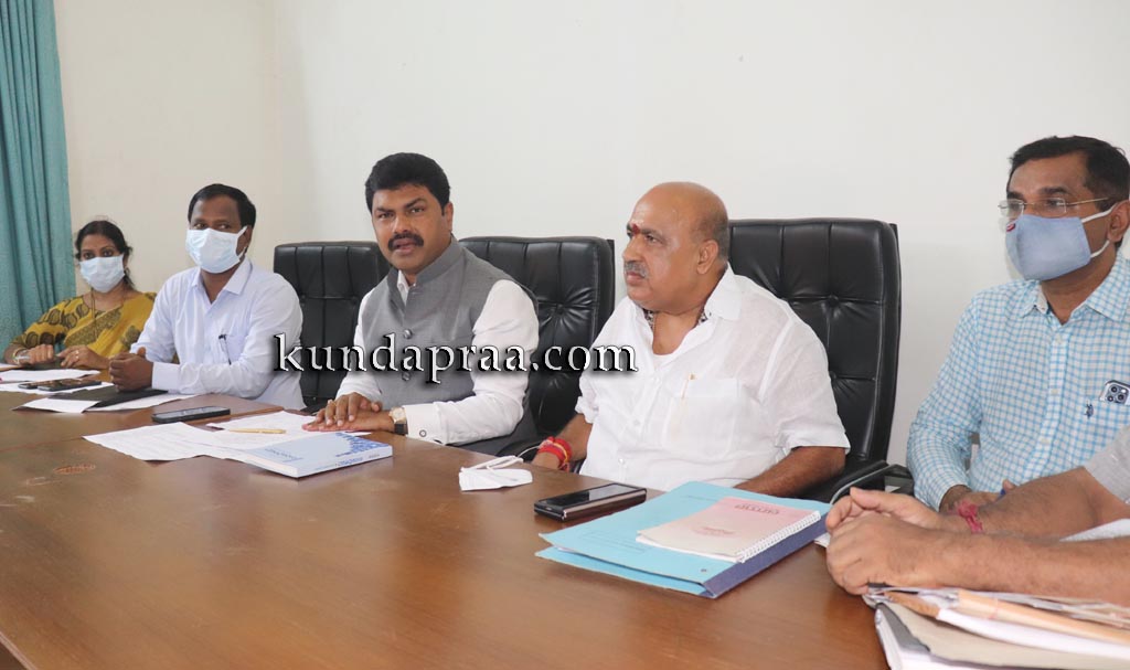 ಯೋಜನೆಗಳ ಅನುಷ್ಠಾನಕ್ಕೆ ಅಧಿಕಾರಿಗಳ ಕೆಲಸದ ವೇಗ ಹೆಚ್ಚಬೇಕಿದೆ: ಸಂಸದ ಬಿ. ವೈ. ರಾಘವೇಂದ್ರ