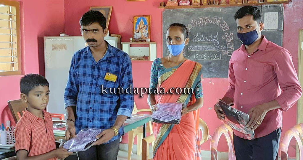ನೈಕಂಬ್ಳಿ ಸರ್ಕಾರಿ ಶಾಲೆಯಲ್ಲಿ ಉಚಿತ ಸಮವಸ್ತ್ರ ವಿತರಣೆ